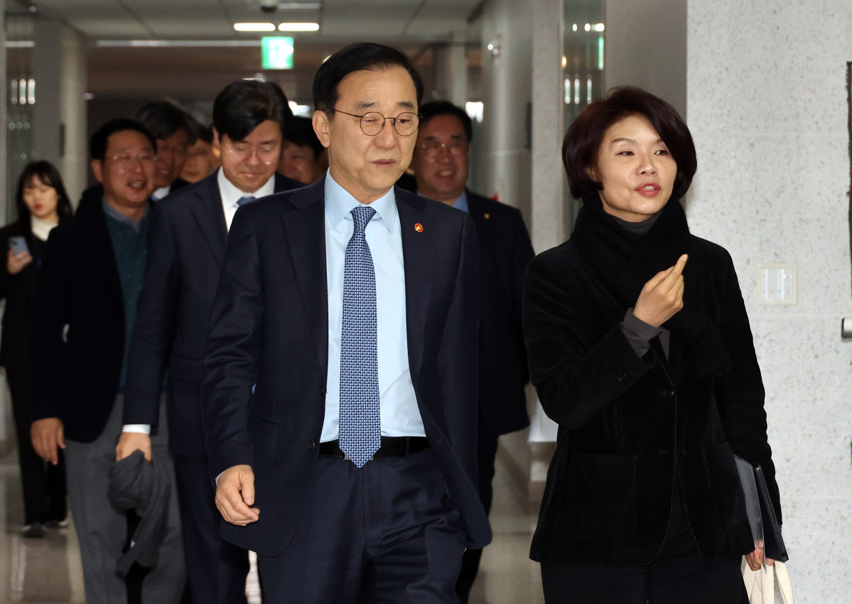 ▲더불어민주당 한정애 정책위의장(오른쪽)과 김윤덕 국토교통부 장관이 29일 국회 의원회관에서 열린 도심 주택공급 확대 및 신속화 방안 당정 협의를 위해 회의실로 입장하고 있다. (연합뉴스)