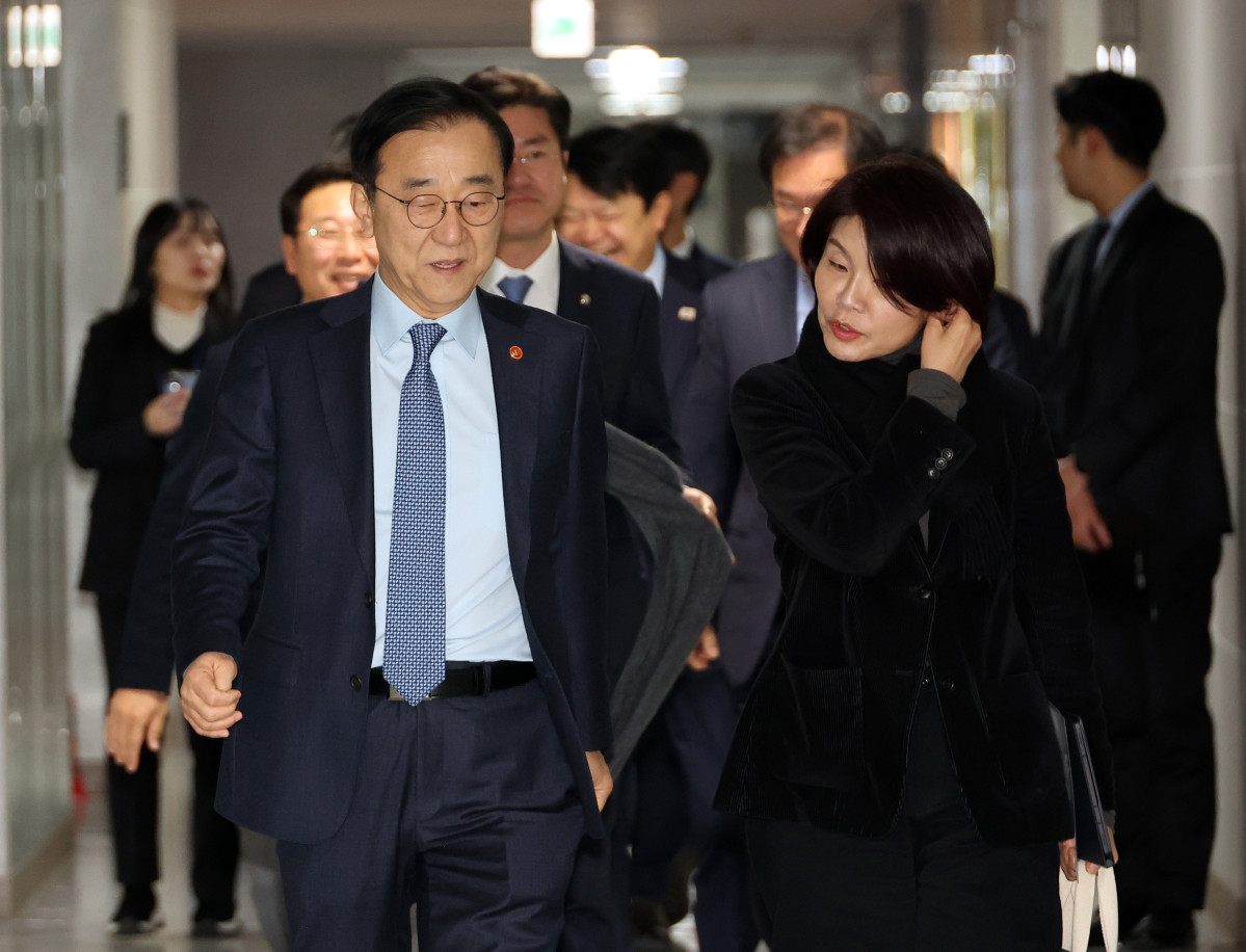 ▲더불어민주당 한정애 정책위의장(오른쪽)과 김윤덕 국토교통부 장관이 29일 국회 의원회관에서 열린 도심 주택공급 확대 및 신속화 방안 당정 협의를 위해 회의실로 입장하고 있다. (사진제공=연합뉴스)