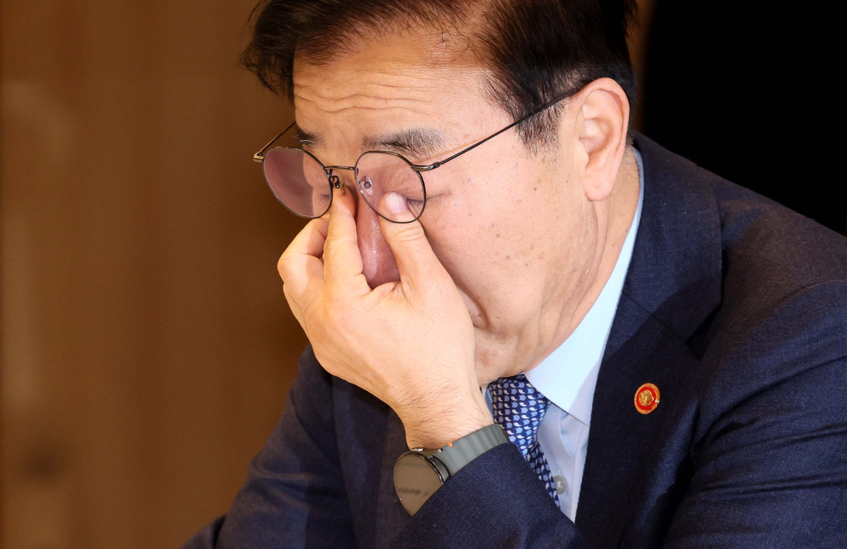 ▲김윤덕 국토교통부 장관이 29일 서울 종로구 정부서울청사에서 열린 ‘주택공급촉진 관계장관회의’에 앞서 얼굴을 만지고 있다. 신태현 기자 holjjak@