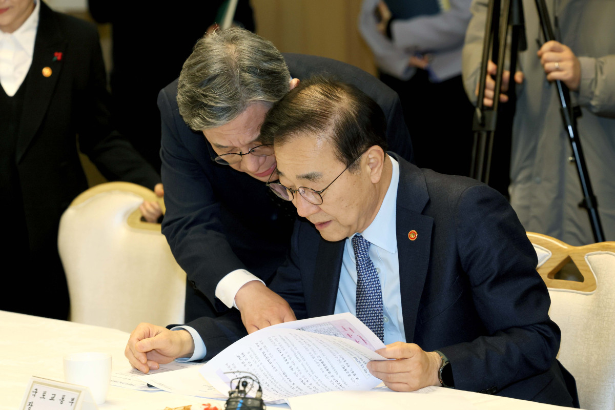 ▲김윤덕(오른쪽) 국토교통부 장관과 허민 국가유산청장이 29일 서울 종로구 정부서울청사에서 열린 ‘주택공급촉진 관계장관회의’에 앞서 자료를 살펴보며 대화하고 있다. 신태현 기자 holjjak@