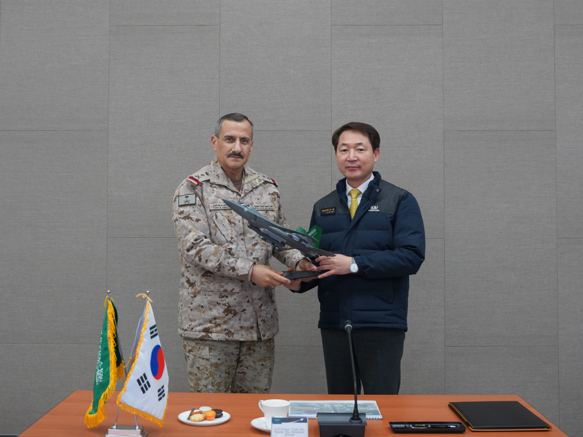 ▲차재병 KAI 대표이사가 사우디아라비아 공군사령관에게 KF-21 모형을 전달하고 있다. (사진= KAI)