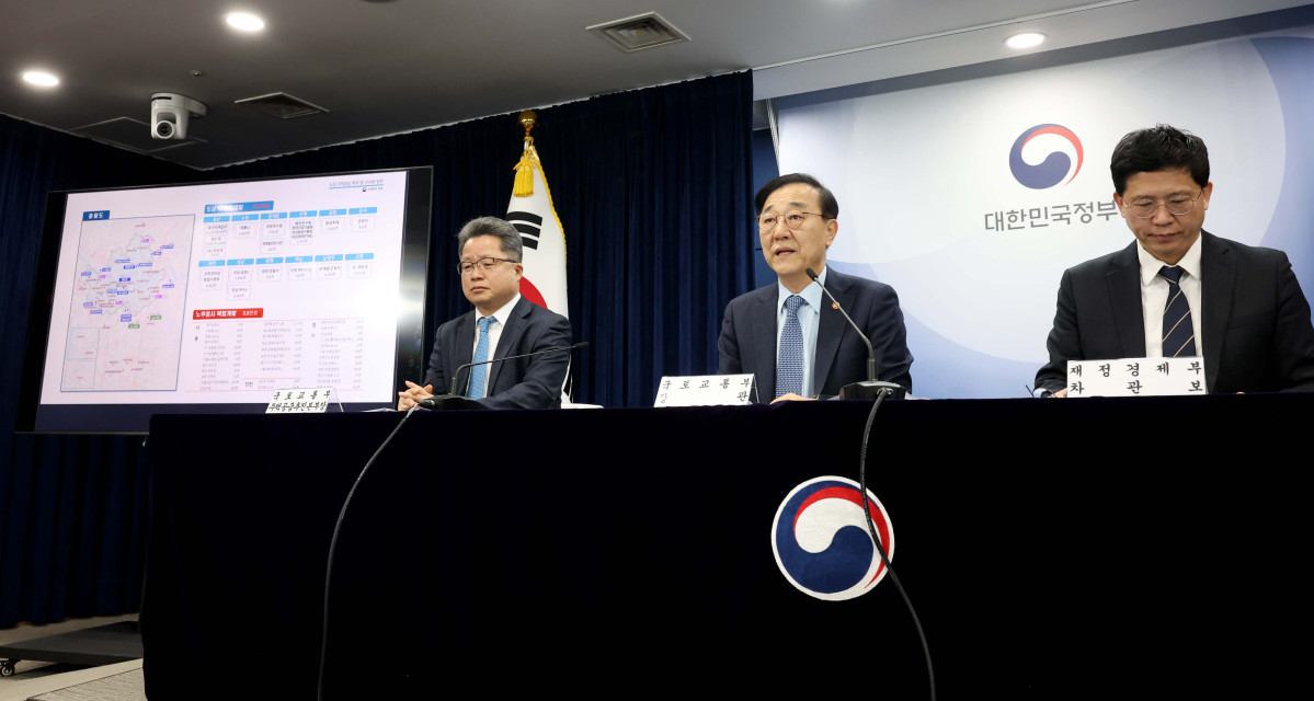 ▲김윤덕 국토교통부 장관이 29일 서울 종로구 정부서울청사에서 ‘도심 주택공급 확대 및 신속화 방안’ 브리핑을 하고 있다. 신태현 기자 holjjak@