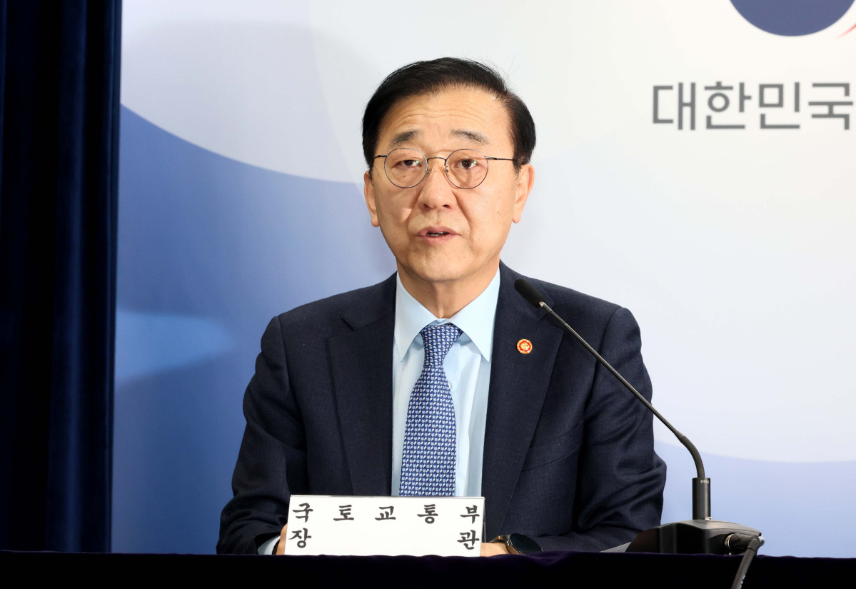 ▲김윤덕 국토교통부 장관이 29일 서울 종로구 정부서울청사에서 ‘도심 주택공급 확대 및 신속화 방안’ 브리핑을 하고 있다. 신태현 기자 holjjak@