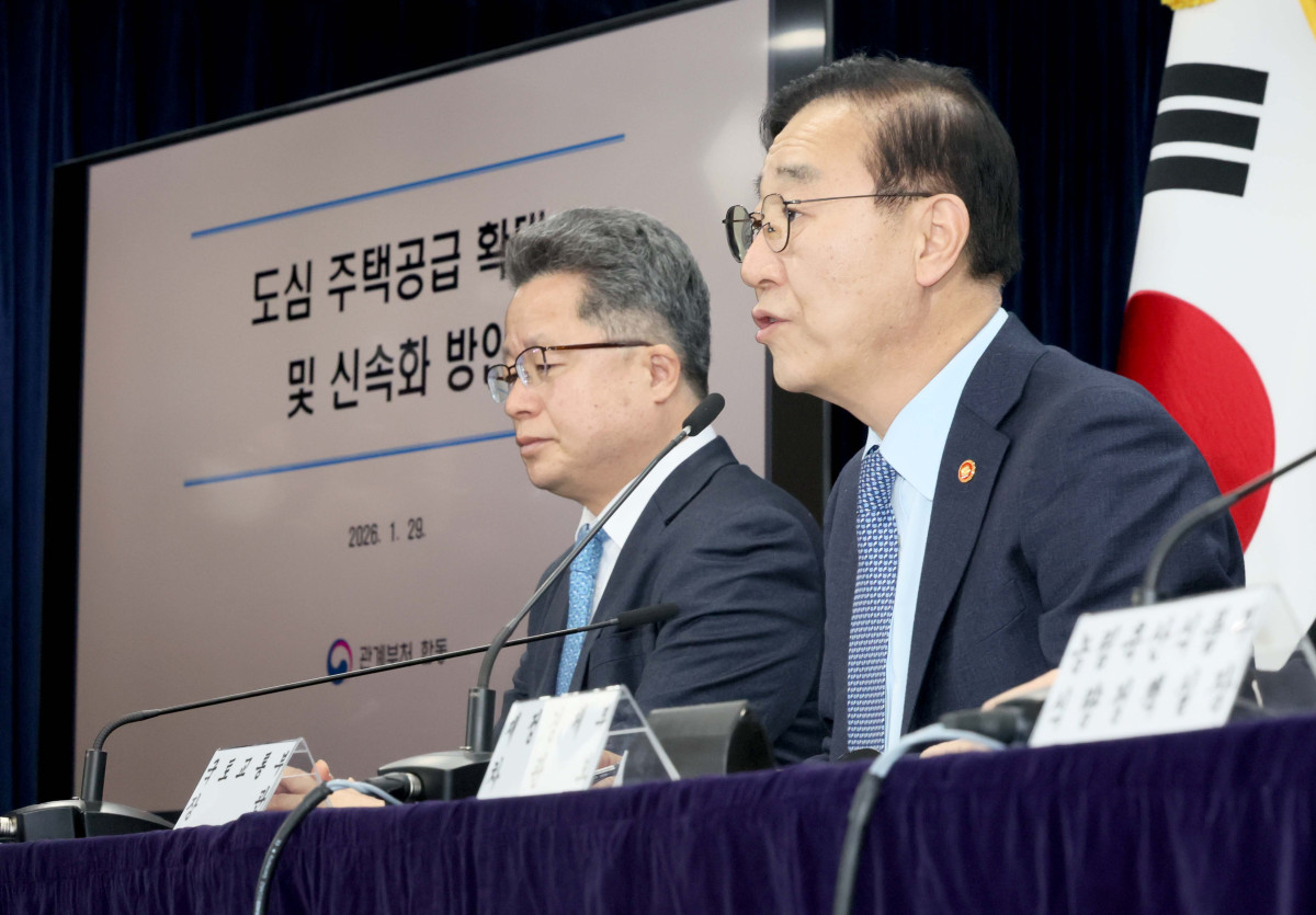 ▲김윤덕 국토교통부 장관이 29일 서울 종로구 정부서울청사에서 ‘도심 주택공급 확대 및 신속화 방안’ 브리핑을 하고 있다. 신태현 기자 holjjak@