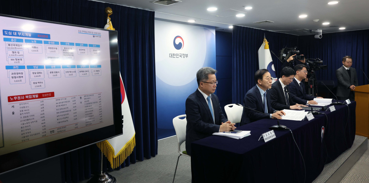 ▲김윤덕 국토교통부 장관이 29일 서울 종로구 정부서울청사에서 ‘도심 주택공급 확대 및 신속화 방안’ 브리핑을 하고 있다. 신태현 기자 holjjak@