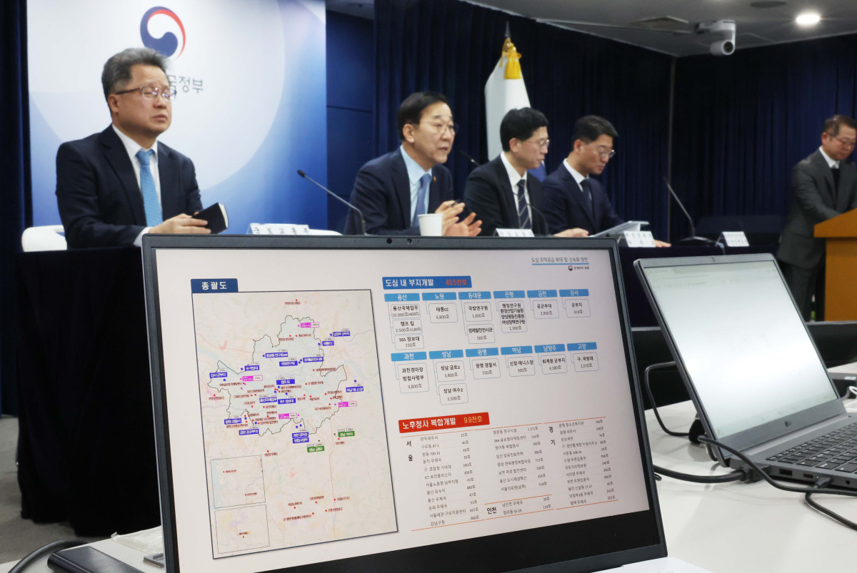 ▲김윤덕 국토교통부 장관이 29일 서울 종로구 정부서울청사에서 ‘도심 주택공급 확대 및 신속화 방안’ 브리핑을 하고 있다. 신태현 기자 holjjak@