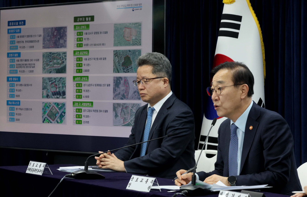 ▲김윤덕 국토교통부 장관이 29일 서울 종로구 정부서울청사에서 ‘도심 주택공급 확대 및 신속화 방안’ 브리핑을 하고 있다. 신태현 기자 holjjak@