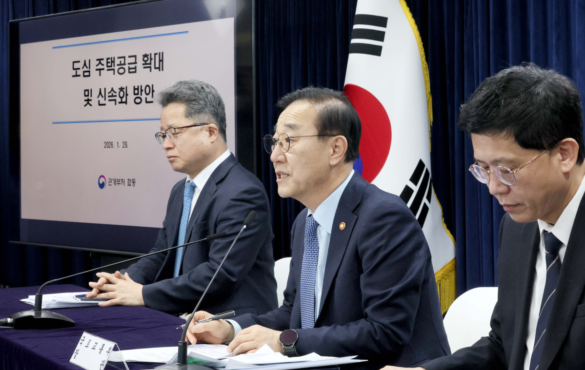 ▲김윤덕 국토교통부 장관이 29일 서울 종로구 정부서울청사에서 ‘도심 주택공급 확대 및 신속화 방안’ 브리핑을 하고 있다. 신태현 기자 holjjak@