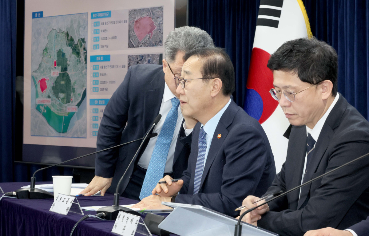 ▲김윤덕 국토교통부 장관이 29일 서울 종로구 정부서울청사에서 ‘도심 주택공급 확대 및 신속화 방안’ 브리핑 중 김영국 국토부 주택공급추진본부장의 보고를 듣고 있다. 신태현 기자 holjjak@