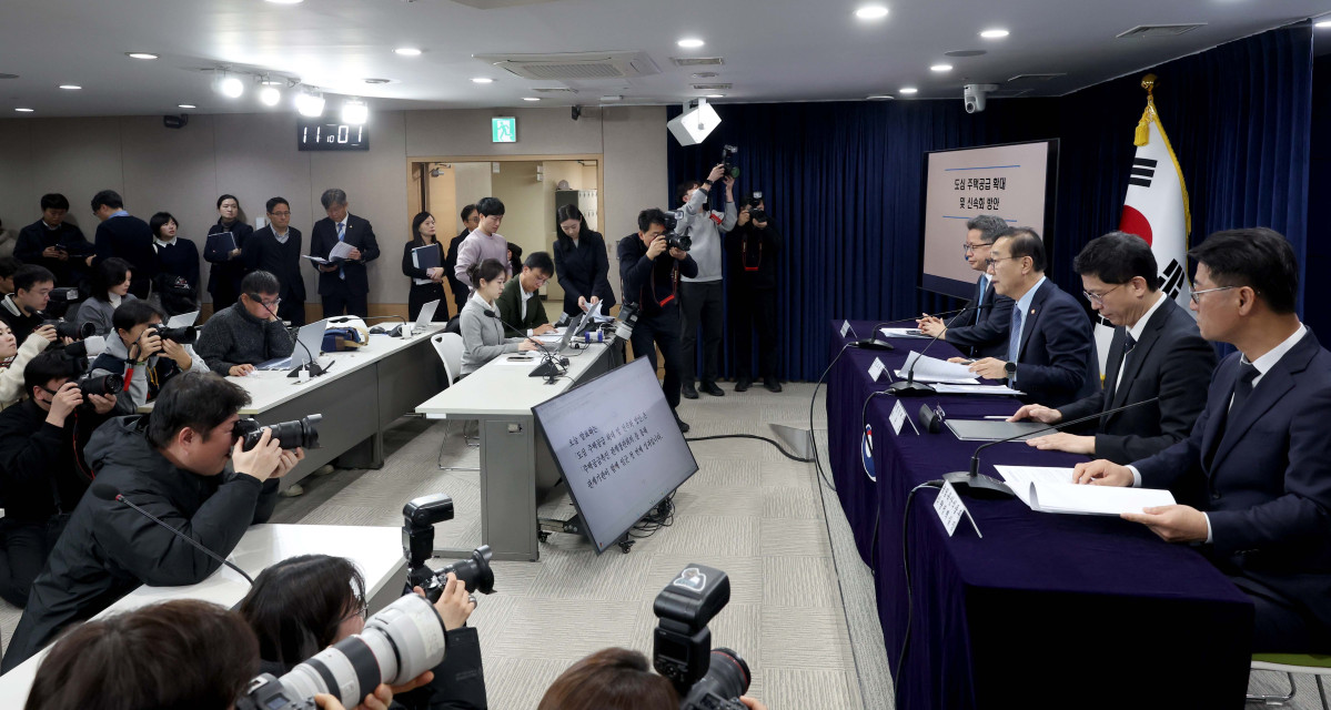 ▲김윤덕 국토교통부 장관이 29일 서울 종로구 정부서울청사에서 ‘도심 주택공급 확대 및 신속화 방안’ 브리핑을 하고 있다. 신태현 기자 holjjak@