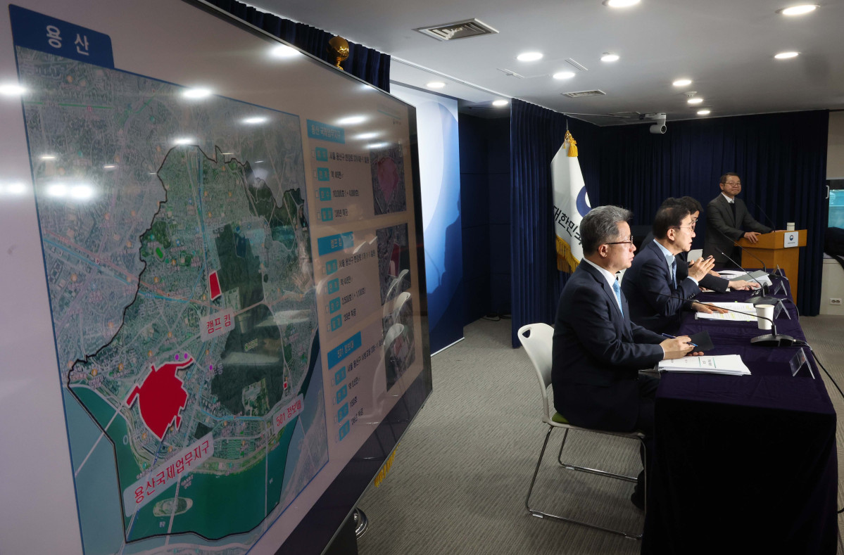 ▲김윤덕 국토교통부 장관이 29일 서울 종로구 정부서울청사에서 ‘도심 주택공급 확대 및 신속화 방안’ 브리핑을 하고 있다. 신태현 기자 holjjak@