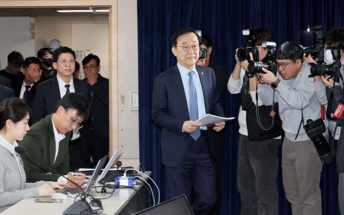 ▲김윤덕 국토교통부 장관이 29일 서울 종로구 정부서울청사에서 ‘도심 주택공급 확대 및 신속화 방안’ 발표를 위해 브리핑실로 들어서고 있다. 신태현 기자 holjjak@