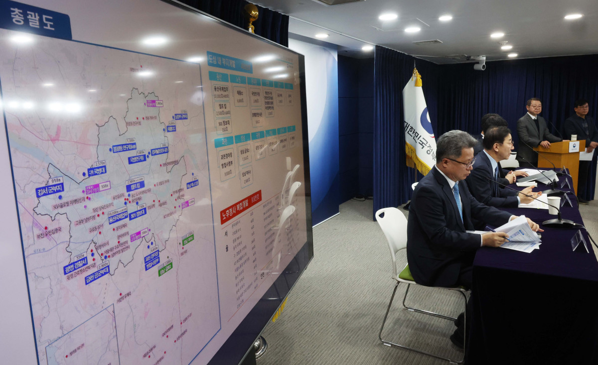 ▲김윤덕 국토교통부 장관이 29일 서울 종로구 정부서울청사에서 ‘도심 주택공급 확대 및 신속화 방안’ 브리핑을 하고 있다. 신태현 기자 holjjak@