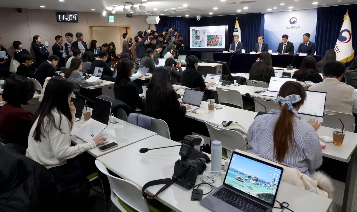 ▲김윤덕 국토교통부 장관이 29일 서울 종로구 정부서울청사에서 ‘도심 주택공급 확대 및 신속화 방안’ 브리핑을 하고 있다. 신태현 기자 holjjak@