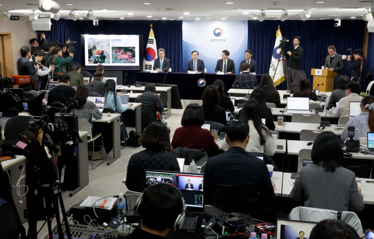 ▲김윤덕 국토교통부 장관이 29일 서울 종로구 정부서울청사에서 ‘도심 주택공급 확대 및 신속화 방안’ 브리핑을 하고 있다. 신태현 기자 holjjak@