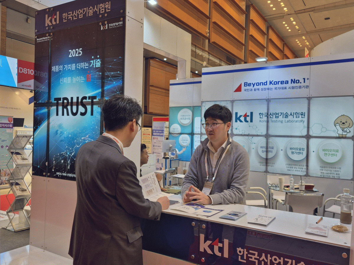 ▲KTL 유지한 바이오융합평가센터장이 21일 2025 국제의료기기·병원설비전시회 (KIMES)에 참석해 바이오의료기기 시험인증 관련 보조금 사업에 대해 설명하고 있다.  (사진제공=KTL)