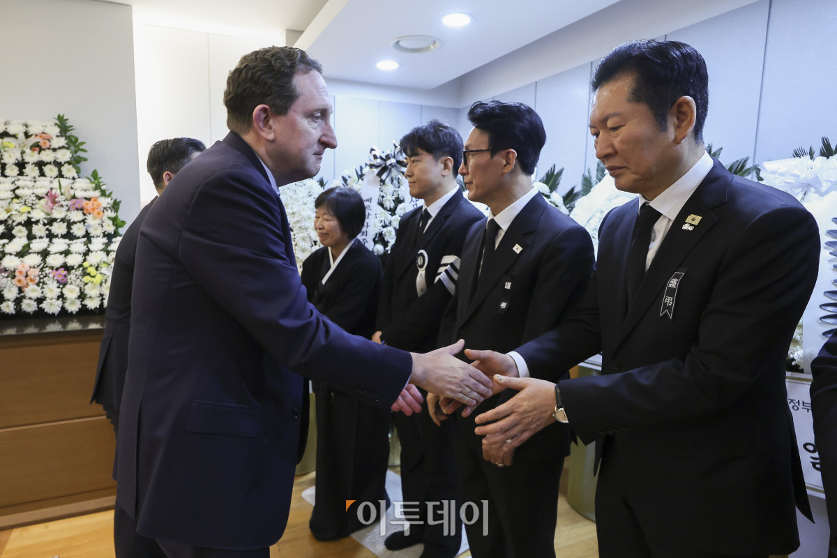 ▲제임스 헬러(왼쪽) 주한 미국대사대리가 29일 서울 종로구 서울대학교병원 장례식장에 마련된 고 이해찬 전 국무총리의 빈소에서 조문을 하고 있다. 조현호 기자 hyunho@