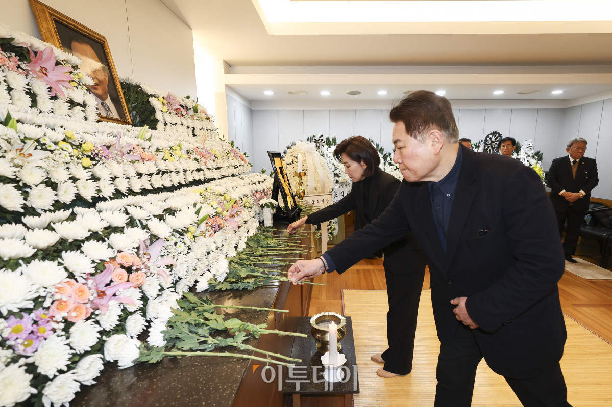 ▲나경원 국민의힘 의원이 29일 서울 종로구 서울대학교병원 장례식장에 마련된 고 이해찬 전 국무총리의 빈소에서 조문을 하고 있다. 조현호 기자 hyunho@