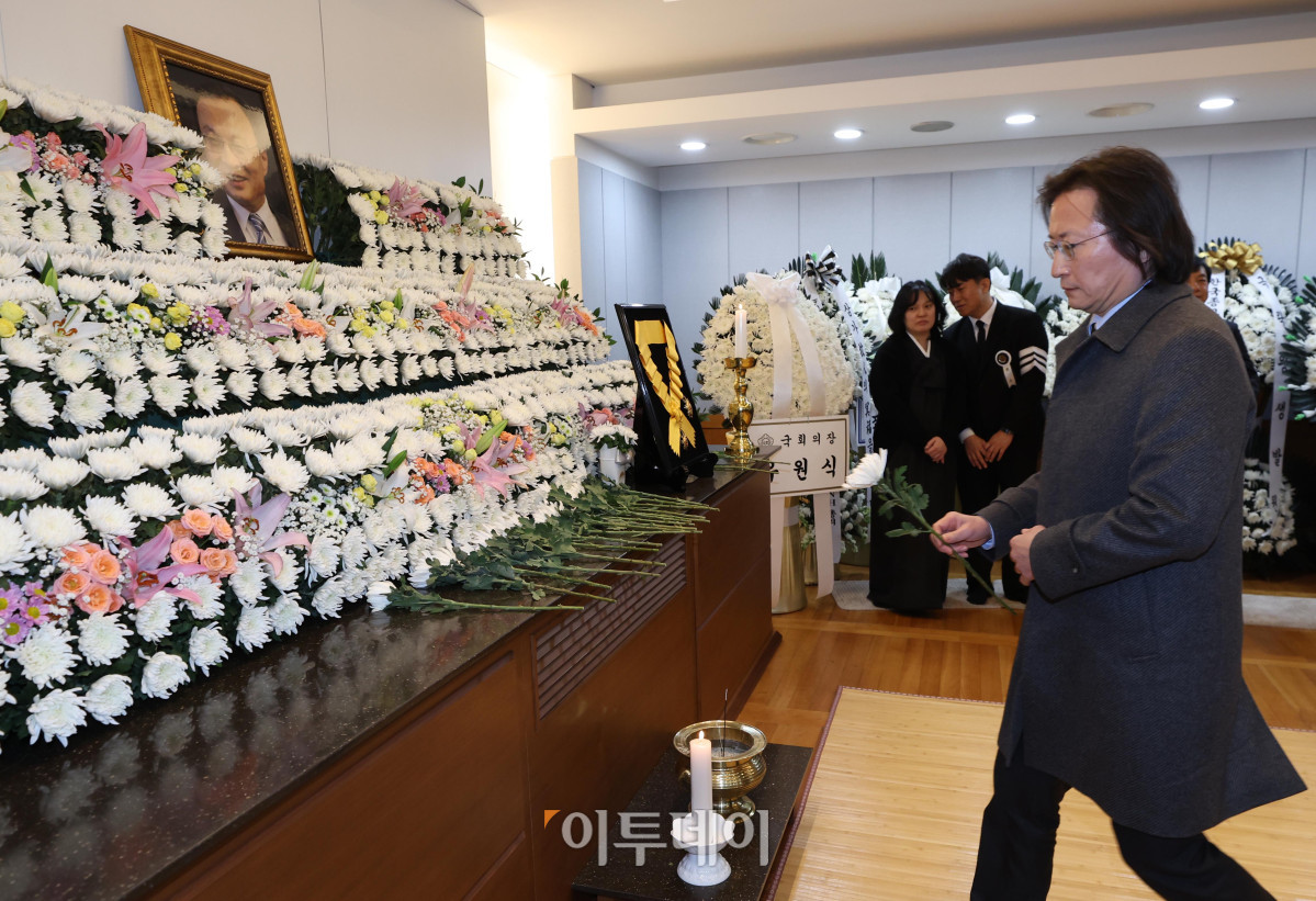 ▲주병기 공정거래위원장이 29일 서울 종로구 서울대학교병원 장례식장에 마련된 고 이해찬 전 국무총리의 빈소에서 조문을 하고 있다. 조현호 기자 hyunho@