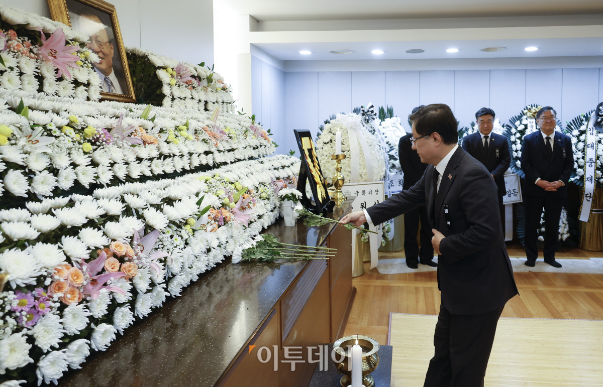 ▲김성환 기후에너지환경부 장관이 29일 서울 종로구 서울대학교병원 장례식장에 마련된 고 이해찬 전 국무총리의 빈소에서 조문을 하고 있다. 조현호 기자 hyunho@