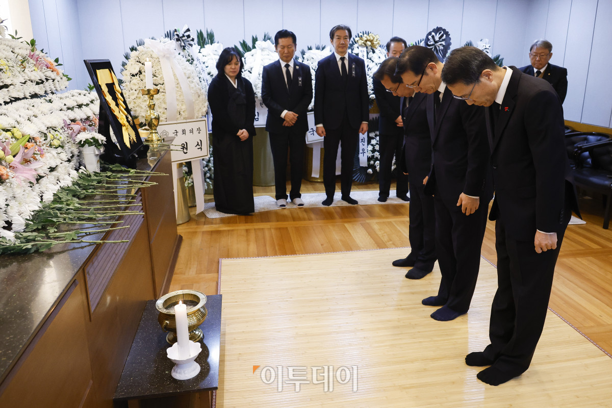 ▲유재성 경찰청장 직무대행이 29일 서울 종로구 서울대학교병원 장례식장에 마련된 고 이해찬 전 국무총리의 빈소에서 조문을 하고 있다. 조현호 기자 hyunho@