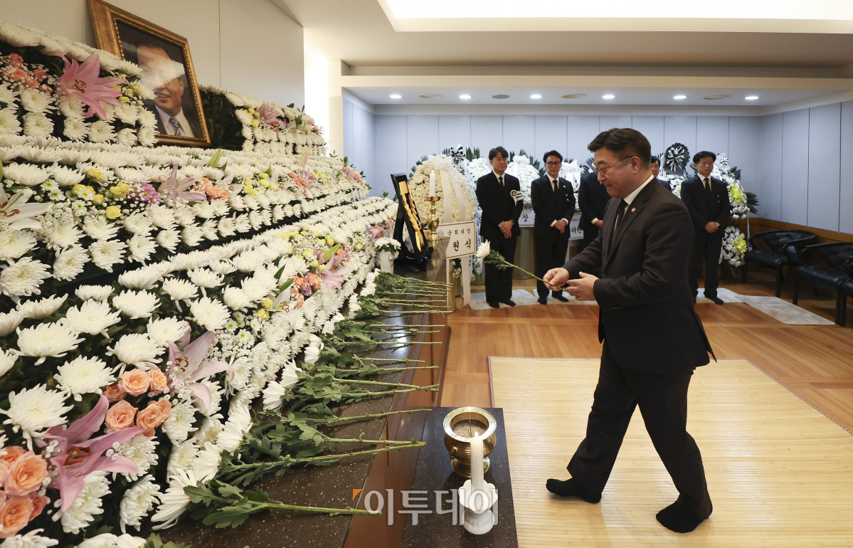 ▲윤호중 행정안전부 장관이 29일 서울 종로구 서울대학교병원 장례식장에 마련된 고 이해찬 전 국무총리의 빈소에서 조문을 하고 있다. 조현호 기자 hyunho@