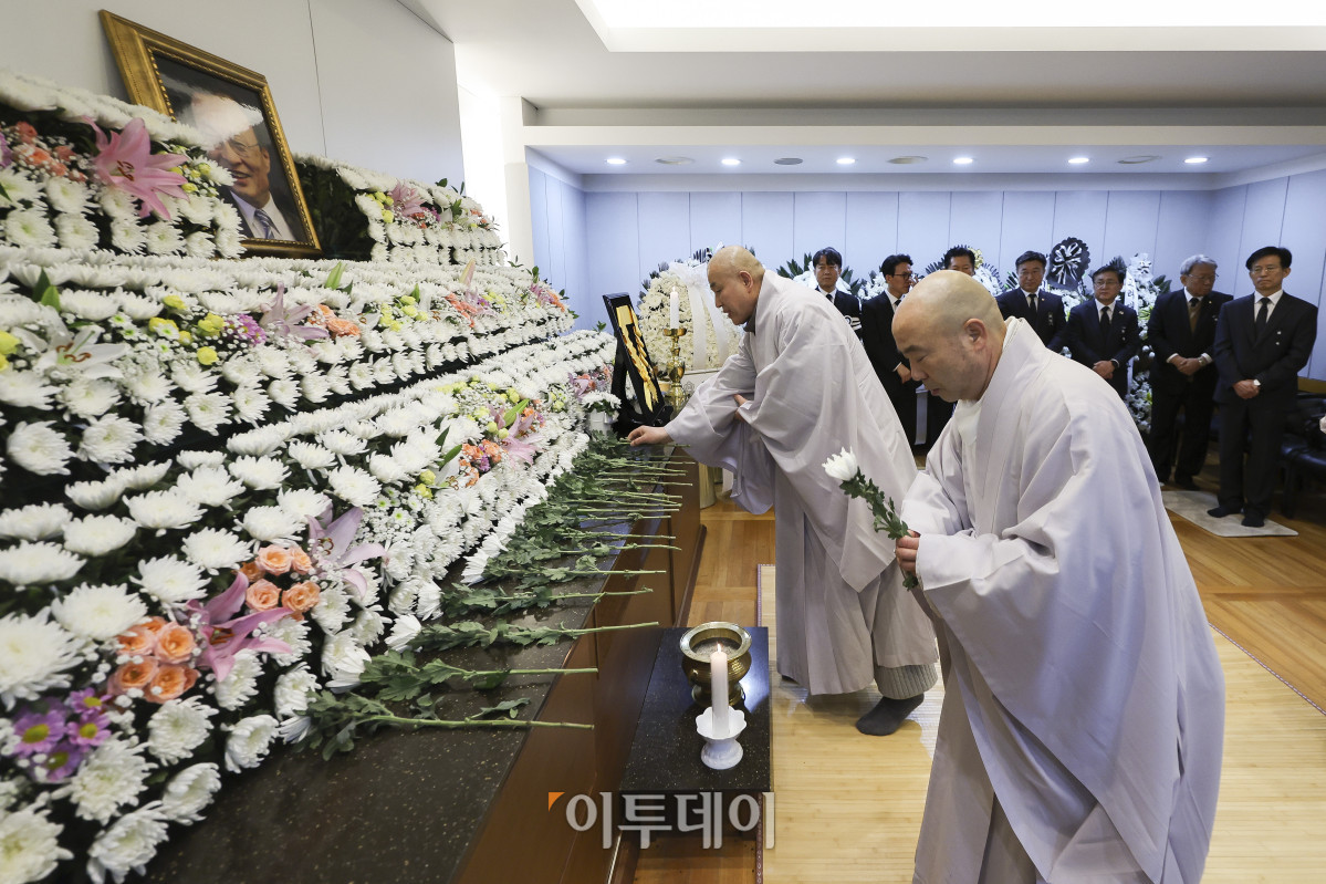 ▲천태종 감사원장인 용구스님(오른쪽 두 번째)이 29일 서울 종로구 서울대학교병원 장례식장에 마련된 고 이해찬 전 국무총리의 빈소에서 조문을 하고 있다. 조현호 기자 hyunho@