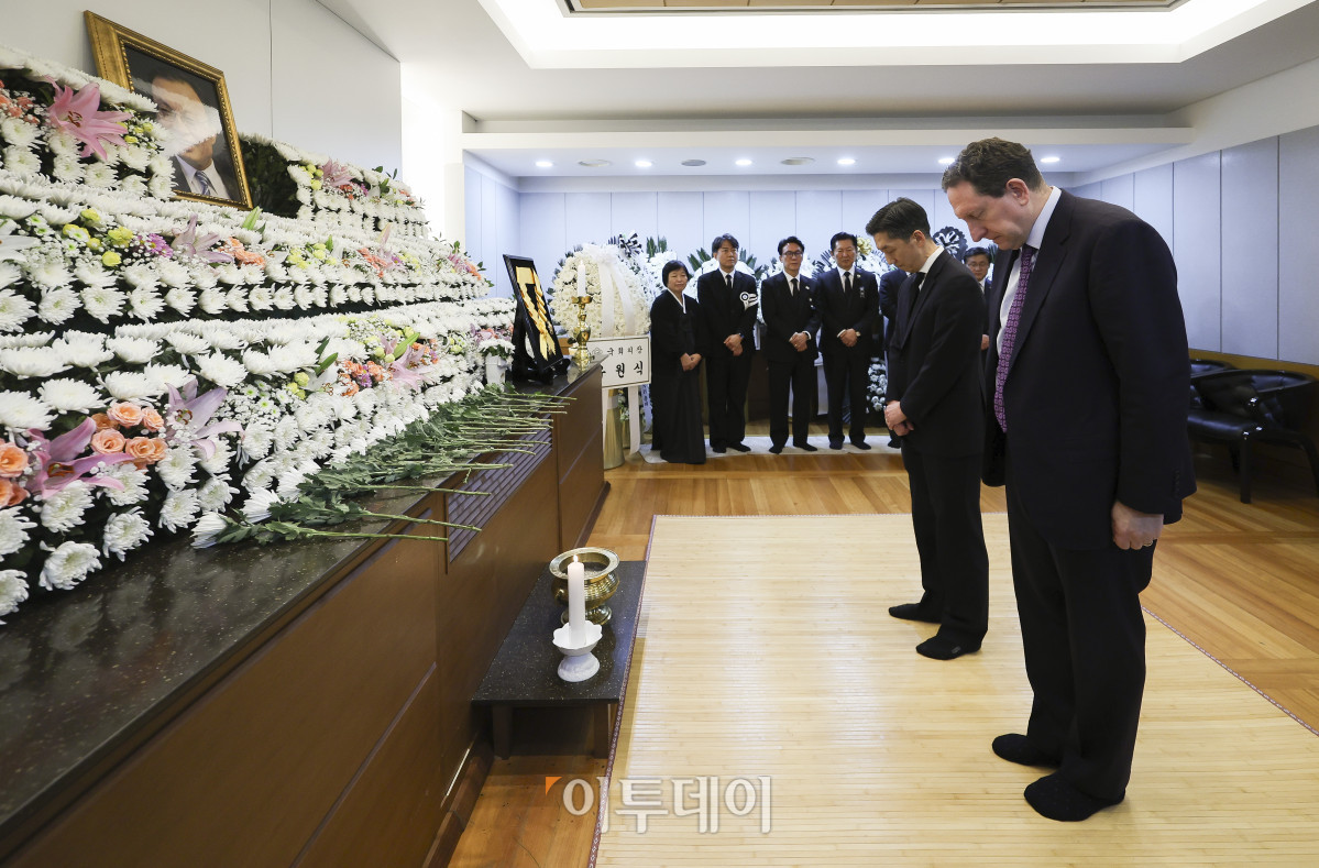 ▲제임스 헬러(오른쪽) 주한 미국대사대리가 29일 서울 종로구 서울대학교병원 장례식장에 마련된 고 이해찬 전 국무총리의 빈소에서 조문을 하고 있다. 조현호 기자 hyunho@