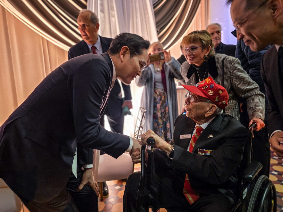 ▲이재용 회장이 1월 28일(현지시간) 미국 워싱턴 D.C. 스미스소니언 예술산업관에서 열린 갈라 디너에서 6·25 참전용사를 만나 대화하고 있다. (사진제공-삼성전자)