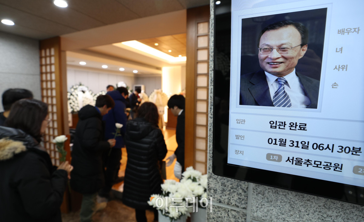 ▲29일 서울 종로구 서울대학교병원 장례식장에 마련된 고 이해찬 전 국무총리의 빈소에서 시민들이 조문을 하고 있다. 조현호 기자 hyunho@