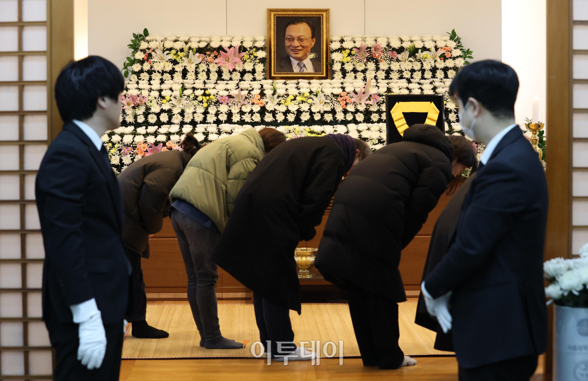 ▲29일 서울 종로구 서울대학교병원 장례식장에 마련된 고 이해찬 전 국무총리의 빈소에서 시민들이 조문을 하고 있다. 조현호 기자 hyunho@