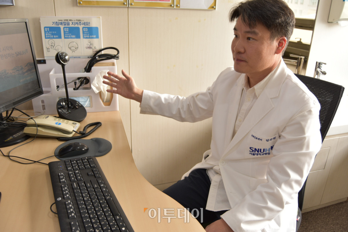 ▲1월 26일 오후 서울 종로구 서울대병원 본관 2층 국제진료센터에서 임주원 서울대병원 국제진료센터 교수(가정의학과)가 외국 의사와 소통하기 위해 설치된 화상 카메라를 소개하고 있다. (한성주 기자 hsj@)