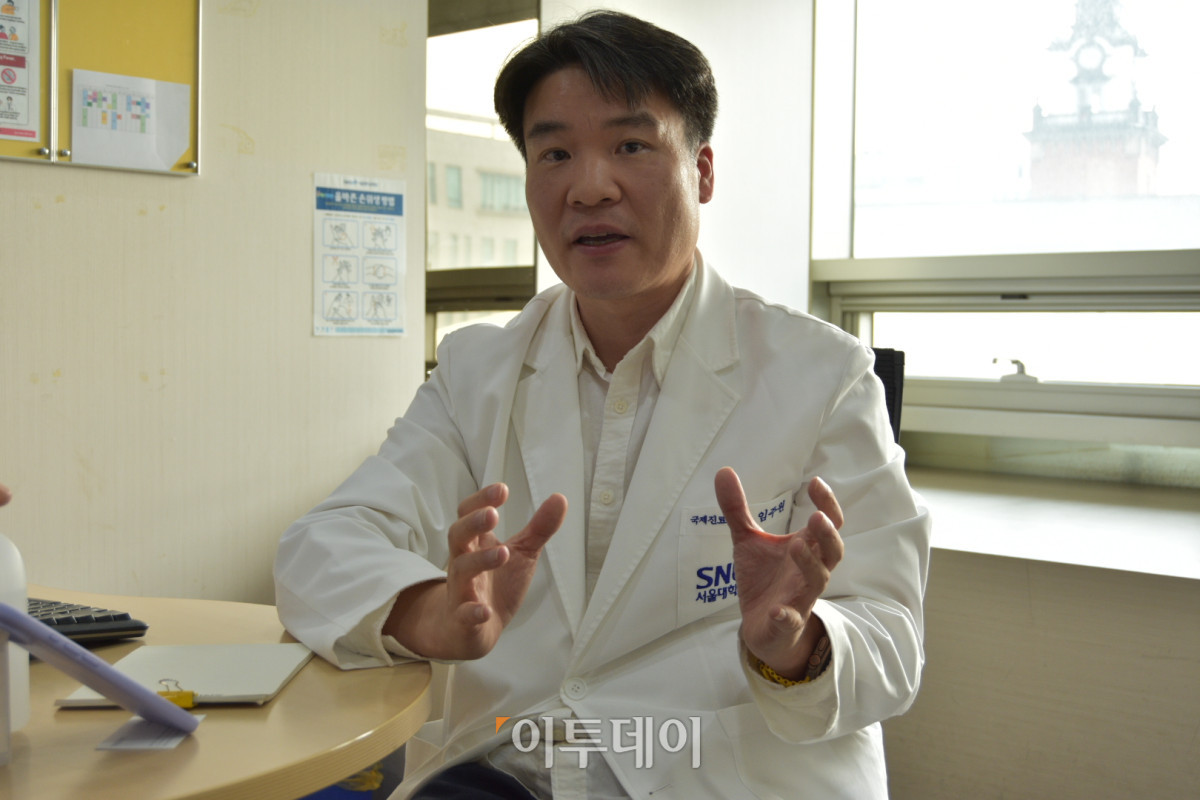 ▲1월 26일 오후 서울 종로구 서울대병원 본관 2층 국제진료센터 진료실에서 임주원 서울대병원 국제진료센터 교수(가정의학과)가 외국인 환자 진료 경험을 이야기하고 있다. (한성주 기자 hsj@)