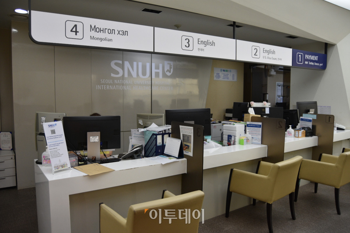 ▲1월 26일 오후 서울 종로구 서울대병원 본관 2층 국제진료센터 내에 다양한 외국어 상담을 제공하는 창구가 마련돼 있다. (한성주 기자 hsj@)