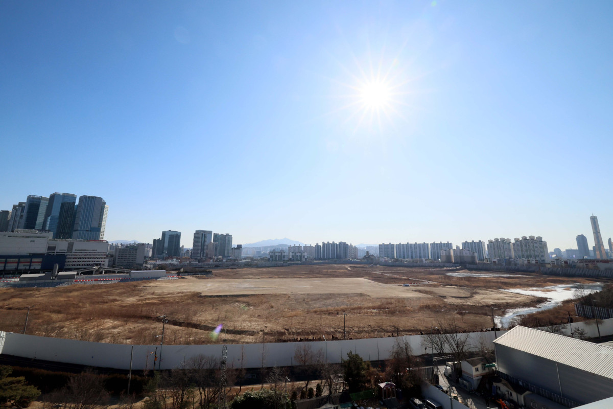 ▲정부가 29일 용산국제업무지구 1만가구 등 수도권에 총 6만가구를 공급하는 내용의 '도심 주택공급 확대 및 신속화 방안'을 발표했다. 역세권과 준서울권 선호 지역에 공급 물량을 집중 배치해 청년·신혼부부 등 실수요층의 주거 불안을 완화하겠다는 구상이다. 이날 발표된 계획은 역세권 등 수도권 우수 입지 총 487만㎡에 청년·신혼부부 등을 주요 대상으로 양질의 주택 약 6만가구를 신속히 공급한다는 내용이 골자다. 지역별로는 서울 3만2000가구(53.3%), 경기 2만8000가구(46.5%), 인천 100가구(0.2%)다. 서울 역세권 우수 입지 중 하나인 용산구 일대에는 1만3501가구가 공급된다. 용산역과 직결된 알짜 입지인 용산국제업무지구에는 종전 서울시 계획 물량이었던 6000가구에서 용적률 상향 등으로 공급 물량을 4000가구 확대해 1만가구를 공급하기로 했다. 사진은 이날 서울 용산정비창(용산국제업무지구) 부지. 신태현 기자 holjjak@