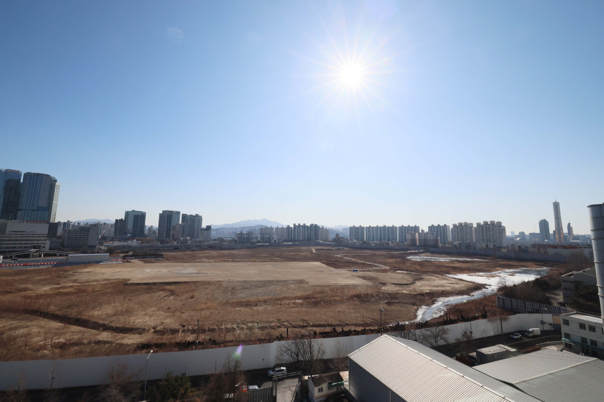 ▲정부가 29일 용산국제업무지구 1만가구 등 수도권에 총 6만가구를 공급하는 내용의 '도심 주택공급 확대 및 신속화 방안'을 발표했다. 역세권과 준서울권 선호 지역에 공급 물량을 집중 배치해 청년·신혼부부 등 실수요층의 주거 불안을 완화하겠다는 구상이다. 이날 발표된 계획은 역세권 등 수도권 우수 입지 총 487만㎡에 청년·신혼부부 등을 주요 대상으로 양질의 주택 약 6만가구를 신속히 공급한다는 내용이 골자다. 지역별로는 서울 3만2000가구(53.3%), 경기 2만8000가구(46.5%), 인천 100가구(0.2%)다. 서울 역세권 우수 입지 중 하나인 용산구 일대에는 1만3501가구가 공급된다. 용산역과 직결된 알짜 입지인 용산국제업무지구에는 종전 서울시 계획 물량이었던 6000가구에서 용적률 상향 등으로 공급 물량을 4000가구 확대해 1만가구를 공급하기로 했다. 사진은 이날 서울 용산정비창(용산국제업무지구) 부지. 신태현 기자 holjjak@