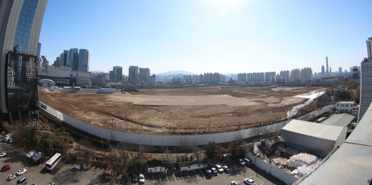 ▲정부가 29일 용산국제업무지구 1만가구 등 수도권에 총 6만가구를 공급하는 내용의 '도심 주택공급 확대 및 신속화 방안'을 발표했다. 역세권과 준서울권 선호 지역에 공급 물량을 집중 배치해 청년·신혼부부 등 실수요층의 주거 불안을 완화하겠다는 구상이다. 이날 발표된 계획은 역세권 등 수도권 우수 입지 총 487만㎡에 청년·신혼부부 등을 주요 대상으로 양질의 주택 약 6만가구를 신속히 공급한다는 내용이 골자다. 지역별로는 서울 3만2000가구(53.3%), 경기 2만8000가구(46.5%), 인천 100가구(0.2%)다. 서울 역세권 우수 입지 중 하나인 용산구 일대에는 1만3501가구가 공급된다. 용산역과 직결된 알짜 입지인 용산국제업무지구에는 종전 서울시 계획 물량이었던 6000가구에서 용적률 상향 등으로 공급 물량을 4000가구 확대해 1만가구를 공급하기로 했다. 사진은 이날 서울 용산정비창(용산국제업무지구) 부지. 신태현 기자 holjjak@