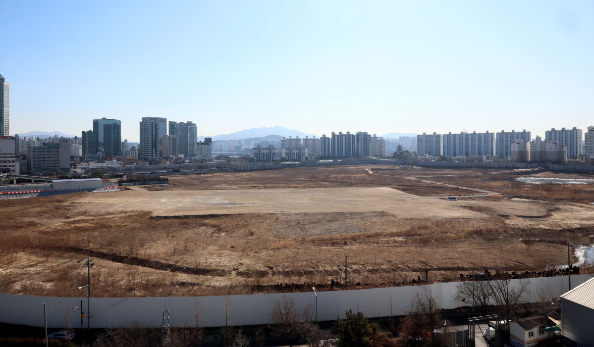 ▲정부가 29일 용산국제업무지구 1만가구 등 수도권에 총 6만가구를 공급하는 내용의 '도심 주택공급 확대 및 신속화 방안'을 발표했다. 역세권과 준서울권 선호 지역에 공급 물량을 집중 배치해 청년·신혼부부 등 실수요층의 주거 불안을 완화하겠다는 구상이다. 이날 발표된 계획은 역세권 등 수도권 우수 입지 총 487만㎡에 청년·신혼부부 등을 주요 대상으로 양질의 주택 약 6만가구를 신속히 공급한다는 내용이 골자다. 지역별로는 서울 3만2000가구(53.3%), 경기 2만8000가구(46.5%), 인천 100가구(0.2%)다. 서울 역세권 우수 입지 중 하나인 용산구 일대에는 1만3501가구가 공급된다. 용산역과 직결된 알짜 입지인 용산국제업무지구에는 종전 서울시 계획 물량이었던 6000가구에서 용적률 상향 등으로 공급 물량을 4000가구 확대해 1만가구를 공급하기로 했다. 사진은 이날 서울 용산정비창(용산국제업무지구) 부지. 신태현 기자 holjjak@