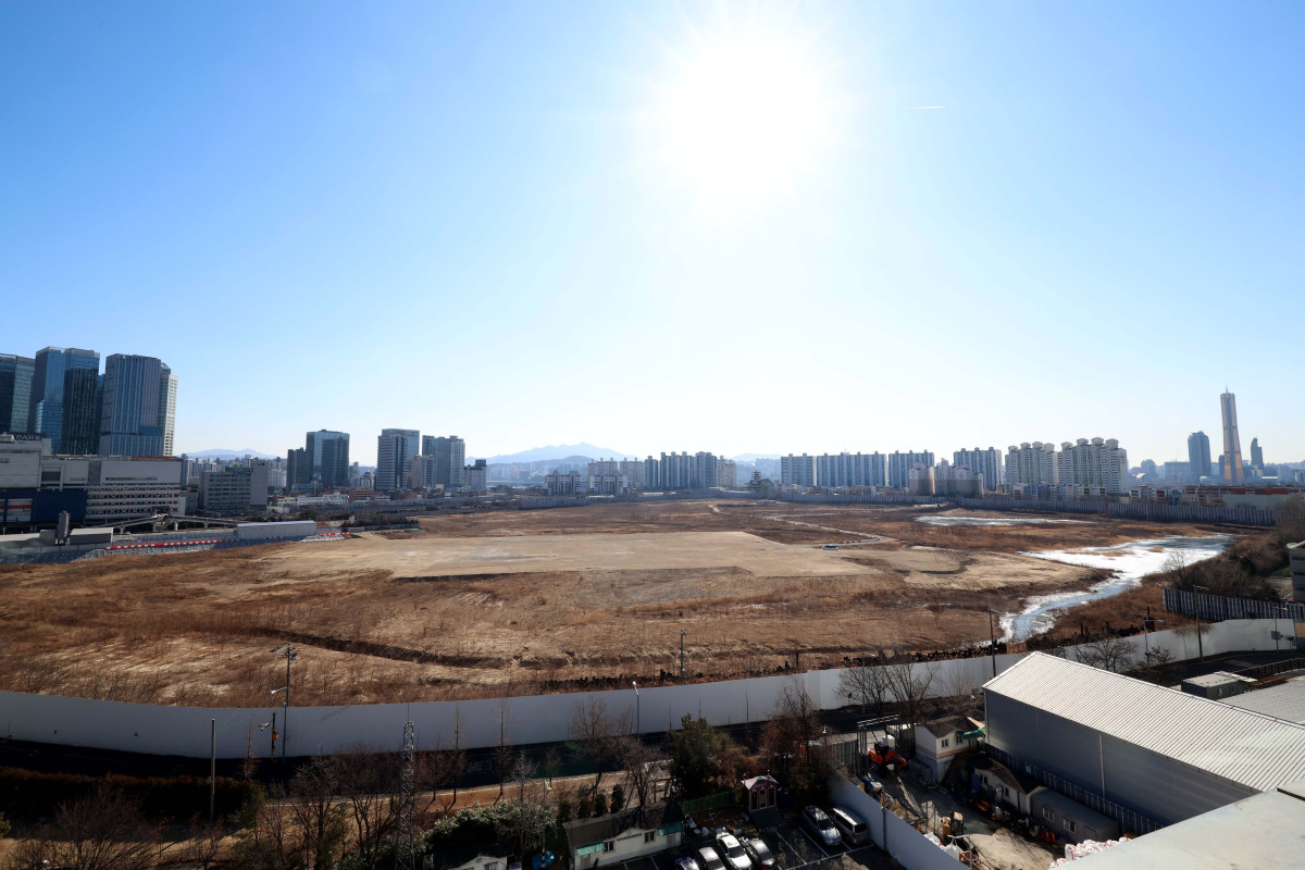 ▲정부가 29일 용산국제업무지구 1만가구 등 수도권에 총 6만가구를 공급하는 내용의 '도심 주택공급 확대 및 신속화 방안'을 발표했다. 역세권과 준서울권 선호 지역에 공급 물량을 집중 배치해 청년·신혼부부 등 실수요층의 주거 불안을 완화하겠다는 구상이다. 이날 발표된 계획은 역세권 등 수도권 우수 입지 총 487만㎡에 청년·신혼부부 등을 주요 대상으로 양질의 주택 약 6만가구를 신속히 공급한다는 내용이 골자다. 지역별로는 서울 3만2000가구(53.3%), 경기 2만8000가구(46.5%), 인천 100가구(0.2%)다. 서울 역세권 우수 입지 중 하나인 용산구 일대에는 1만3501가구가 공급된다. 용산역과 직결된 알짜 입지인 용산국제업무지구에는 종전 서울시 계획 물량이었던 6000가구에서 용적률 상향 등으로 공급 물량을 4000가구 확대해 1만가구를 공급하기로 했다. 사진은 이날 서울 용산정비창(용산국제업무지구) 부지. 신태현 기자 holjjak@