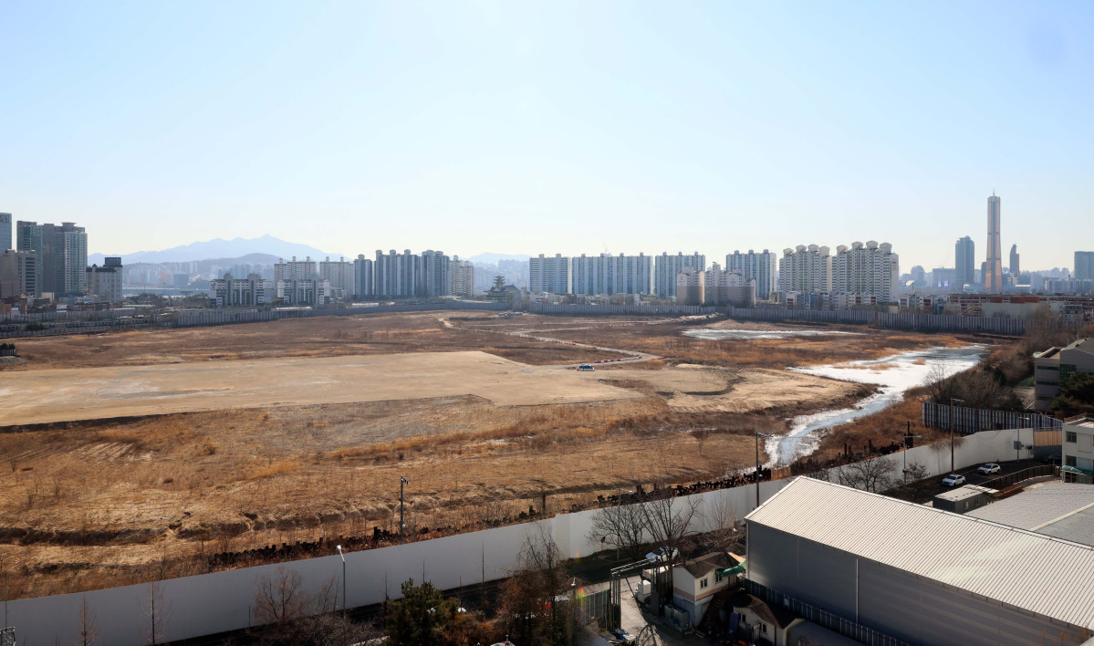 ▲정부가 29일 용산국제업무지구 1만가구 등 수도권에 총 6만가구를 공급하는 내용의 '도심 주택공급 확대 및 신속화 방안'을 발표했다. 역세권과 준서울권 선호 지역에 공급 물량을 집중 배치해 청년·신혼부부 등 실수요층의 주거 불안을 완화하겠다는 구상이다. 이날 발표된 계획은 역세권 등 수도권 우수 입지 총 487만㎡에 청년·신혼부부 등을 주요 대상으로 양질의 주택 약 6만가구를 신속히 공급한다는 내용이 골자다. 지역별로는 서울 3만2000가구(53.3%), 경기 2만8000가구(46.5%), 인천 100가구(0.2%)다. 서울 역세권 우수 입지 중 하나인 용산구 일대에는 1만3501가구가 공급된다. 용산역과 직결된 알짜 입지인 용산국제업무지구에는 종전 서울시 계획 물량이었던 6000가구에서 용적률 상향 등으로 공급 물량을 4000가구 확대해 1만가구를 공급하기로 했다. 사진은 이날 서울 용산정비창(용산국제업무지구) 부지. 신태현 기자 holjjak@