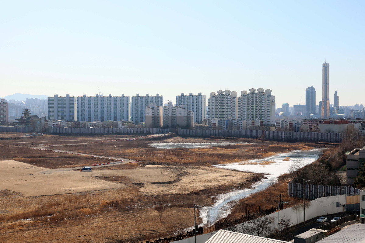 ▲정부가 29일 용산국제업무지구 1만가구 등 수도권에 총 6만가구를 공급하는 내용의 '도심 주택공급 확대 및 신속화 방안'을 발표했다. 역세권과 준서울권 선호 지역에 공급 물량을 집중 배치해 청년·신혼부부 등 실수요층의 주거 불안을 완화하겠다는 구상이다. 이날 발표된 계획은 역세권 등 수도권 우수 입지 총 487만㎡에 청년·신혼부부 등을 주요 대상으로 양질의 주택 약 6만가구를 신속히 공급한다는 내용이 골자다. 지역별로는 서울 3만2000가구(53.3%), 경기 2만8000가구(46.5%), 인천 100가구(0.2%)다. 서울 역세권 우수 입지 중 하나인 용산구 일대에는 1만3501가구가 공급된다. 용산역과 직결된 알짜 입지인 용산국제업무지구에는 종전 서울시 계획 물량이었던 6000가구에서 용적률 상향 등으로 공급 물량을 4000가구 확대해 1만가구를 공급하기로 했다. 사진은 이날 서울 용산정비창(용산국제업무지구) 부지. 신태현 기자 holjjak@