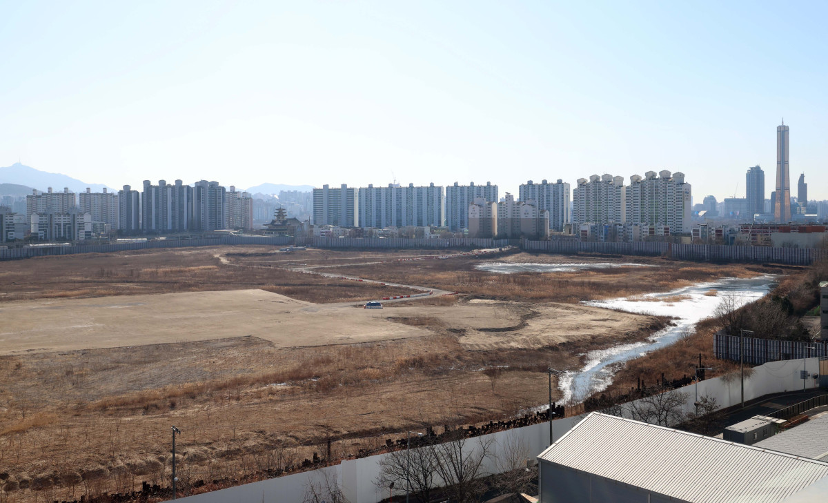 ▲정부가 29일 용산국제업무지구 1만가구 등 수도권에 총 6만가구를 공급하는 내용의 '도심 주택공급 확대 및 신속화 방안'을 발표했다. 역세권과 준서울권 선호 지역에 공급 물량을 집중 배치해 청년·신혼부부 등 실수요층의 주거 불안을 완화하겠다는 구상이다. 이날 발표된 계획은 역세권 등 수도권 우수 입지 총 487만㎡에 청년·신혼부부 등을 주요 대상으로 양질의 주택 약 6만가구를 신속히 공급한다는 내용이 골자다. 지역별로는 서울 3만2000가구(53.3%), 경기 2만8000가구(46.5%), 인천 100가구(0.2%)다. 서울 역세권 우수 입지 중 하나인 용산구 일대에는 1만3501가구가 공급된다. 용산역과 직결된 알짜 입지인 용산국제업무지구에는 종전 서울시 계획 물량이었던 6000가구에서 용적률 상향 등으로 공급 물량을 4000가구 확대해 1만가구를 공급하기로 했다. 사진은 이날 서울 용산정비창(용산국제업무지구) 부지. 신태현 기자 holjjak@