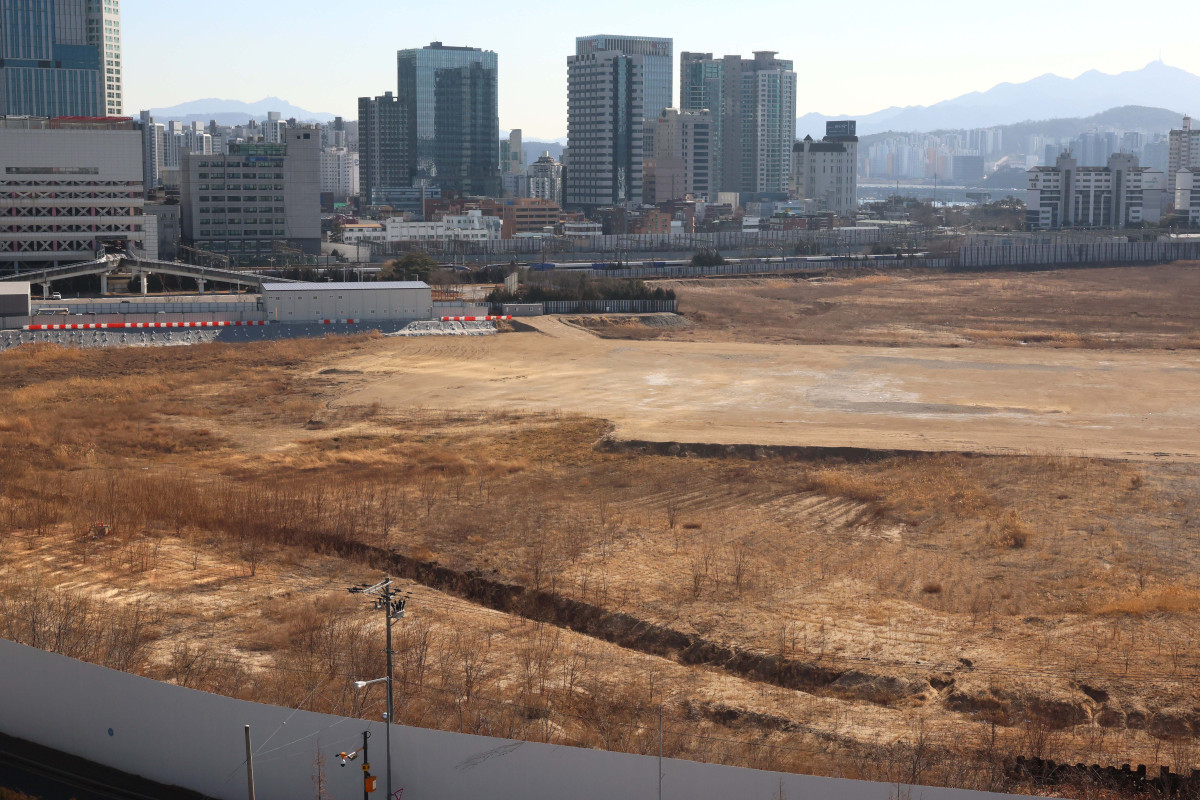 ▲정부가 29일 용산국제업무지구 1만가구 등 수도권에 총 6만가구를 공급하는 내용의 '도심 주택공급 확대 및 신속화 방안'을 발표했다. 역세권과 준서울권 선호 지역에 공급 물량을 집중 배치해 청년·신혼부부 등 실수요층의 주거 불안을 완화하겠다는 구상이다. 이날 발표된 계획은 역세권 등 수도권 우수 입지 총 487만㎡에 청년·신혼부부 등을 주요 대상으로 양질의 주택 약 6만가구를 신속히 공급한다는 내용이 골자다. 지역별로는 서울 3만2000가구(53.3%), 경기 2만8000가구(46.5%), 인천 100가구(0.2%)다. 서울 역세권 우수 입지 중 하나인 용산구 일대에는 1만3501가구가 공급된다. 용산역과 직결된 알짜 입지인 용산국제업무지구에는 종전 서울시 계획 물량이었던 6000가구에서 용적률 상향 등으로 공급 물량을 4000가구 확대해 1만가구를 공급하기로 했다. 사진은 이날 서울 용산정비창(용산국제업무지구) 부지. 신태현 기자 holjjak@