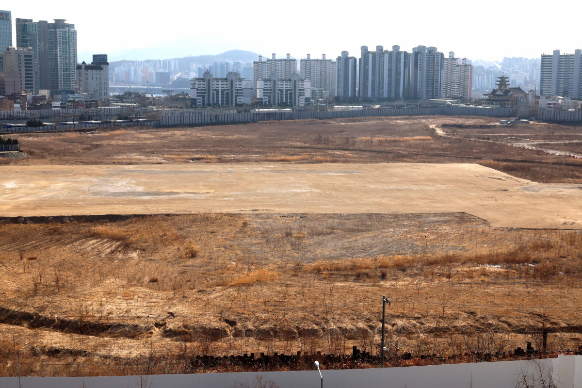 ▲정부가 29일 용산국제업무지구 1만가구 등 수도권에 총 6만가구를 공급하는 내용의 '도심 주택공급 확대 및 신속화 방안'을 발표했다. 역세권과 준서울권 선호 지역에 공급 물량을 집중 배치해 청년·신혼부부 등 실수요층의 주거 불안을 완화하겠다는 구상이다. 이날 발표된 계획은 역세권 등 수도권 우수 입지 총 487만㎡에 청년·신혼부부 등을 주요 대상으로 양질의 주택 약 6만가구를 신속히 공급한다는 내용이 골자다. 지역별로는 서울 3만2000가구(53.3%), 경기 2만8000가구(46.5%), 인천 100가구(0.2%)다. 서울 역세권 우수 입지 중 하나인 용산구 일대에는 1만3501가구가 공급된다. 용산역과 직결된 알짜 입지인 용산국제업무지구에는 종전 서울시 계획 물량이었던 6000가구에서 용적률 상향 등으로 공급 물량을 4000가구 확대해 1만가구를 공급하기로 했다. 사진은 이날 서울 용산정비창(용산국제업무지구) 부지. 신태현 기자 holjjak@