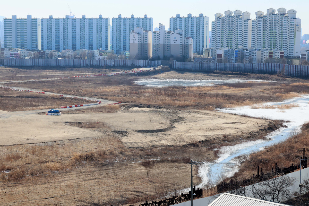 ▲정부가 29일 용산국제업무지구 1만가구 등 수도권에 총 6만가구를 공급하는 내용의 '도심 주택공급 확대 및 신속화 방안'을 발표했다. 역세권과 준서울권 선호 지역에 공급 물량을 집중 배치해 청년·신혼부부 등 실수요층의 주거 불안을 완화하겠다는 구상이다. 이날 발표된 계획은 역세권 등 수도권 우수 입지 총 487만㎡에 청년·신혼부부 등을 주요 대상으로 양질의 주택 약 6만가구를 신속히 공급한다는 내용이 골자다. 지역별로는 서울 3만2000가구(53.3%), 경기 2만8000가구(46.5%), 인천 100가구(0.2%)다. 서울 역세권 우수 입지 중 하나인 용산구 일대에는 1만3501가구가 공급된다. 용산역과 직결된 알짜 입지인 용산국제업무지구에는 종전 서울시 계획 물량이었던 6000가구에서 용적률 상향 등으로 공급 물량을 4000가구 확대해 1만가구를 공급하기로 했다. 사진은 이날 서울 용산정비창(용산국제업무지구) 부지. 신태현 기자 holjjak@