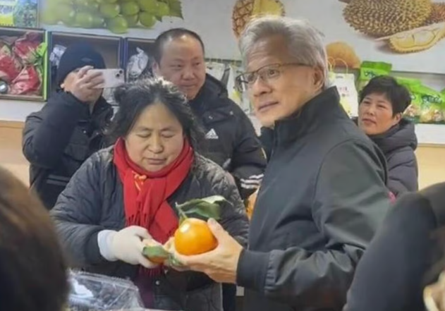 ▲상하이의 한 실내 과일 시장에서 시민들이 다양한 과일을 고르고 쇼핑하는 모습이 24일 점심 루자주이 지역에서 포착되고 있다. (출처=SCMP 캡처)