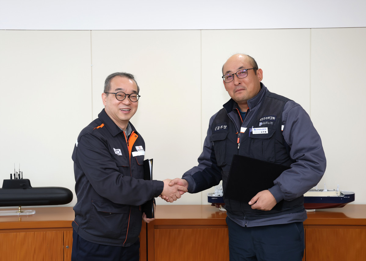 ▲29일 정인섭 한화오션 경영지원실장(사장)과 강주용 전국금속노조 경남지부 한화오션지회 수석부지회장이 발전적인 노사관계 구축을 위한 합의서에 서명한 뒤 악수하고 있다. (사진제공=한화오션)