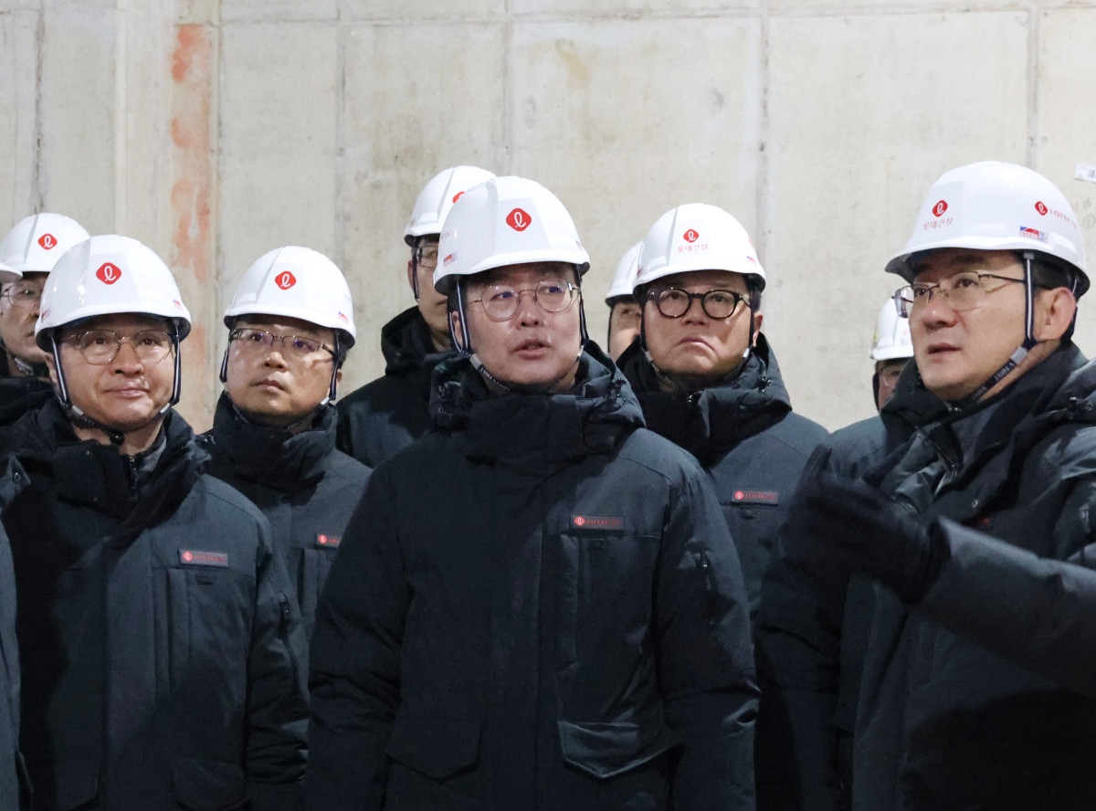 ▲오일근 롯데건설 대표가 29일 ‘창경궁 롯데캐슬 시그니처’ 건설현장에서 안전보건 관리현황을 점검하고 있다. (사진제공=롯데건설)