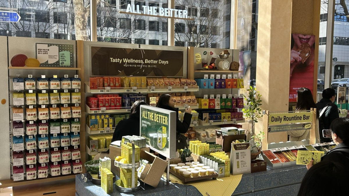 ▲올리브베러 1호점 1층에 건강식품들이 진열돼 있다. (사진=연희진 기자)
