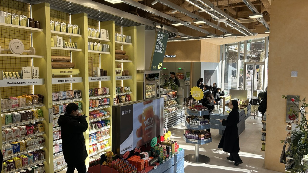 ▲올리브베러 1호점 1층에 건강식품들이 진열돼 있다. (사진=연희진 기자)